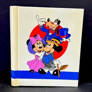 Vintage Disney photo album with 30 pages.Made in Canada